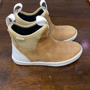 Womens Xtratuf tan leather waterproof Chelsea boots like new size 7